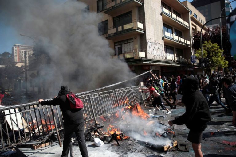 Manifestantes tentam invadir Congresso do Chile