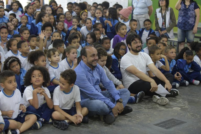 Escola da Prefeitura recebe laboratórios móveis de informática