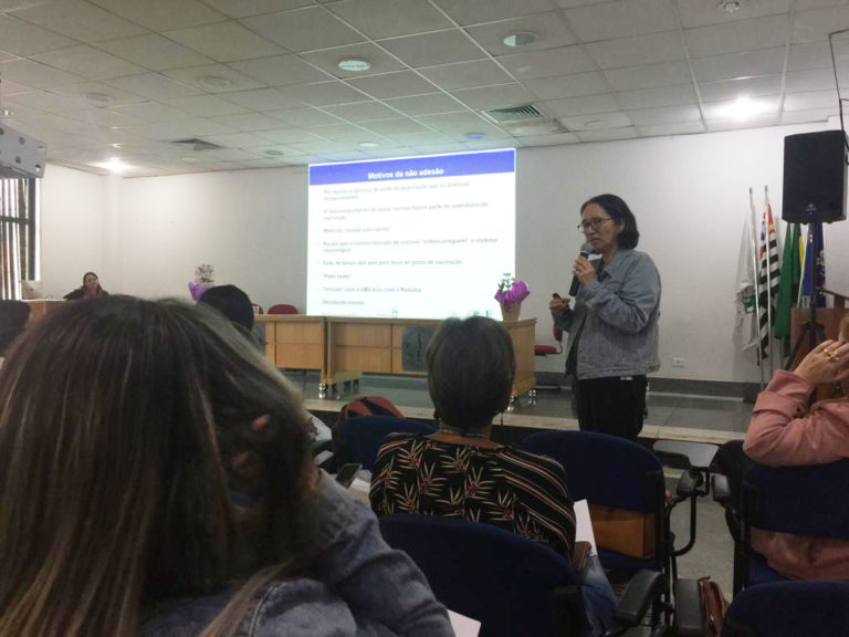 Especialista explica por que as pessoas se vacinam menos e faz alerta