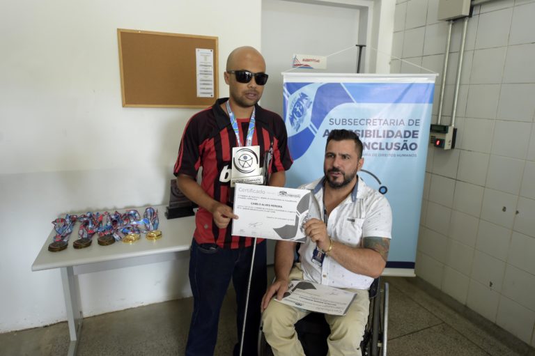 Prefeitura entrega certificados do curso de orientação e mobilidade