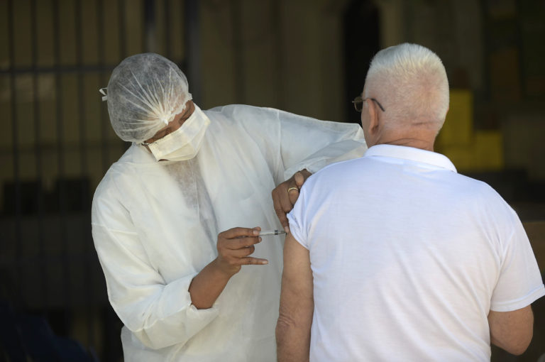 Estado envia número menor de vacinas contra gripe e doses acabam mais cedo em UBS