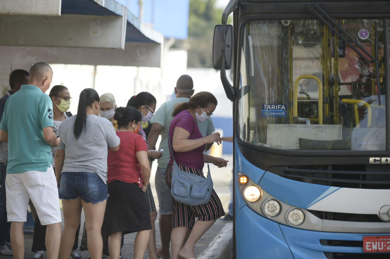 Prefeitura distribui máscaras a passageiros de ônibus e mais de 95% aderem de forma espontânea