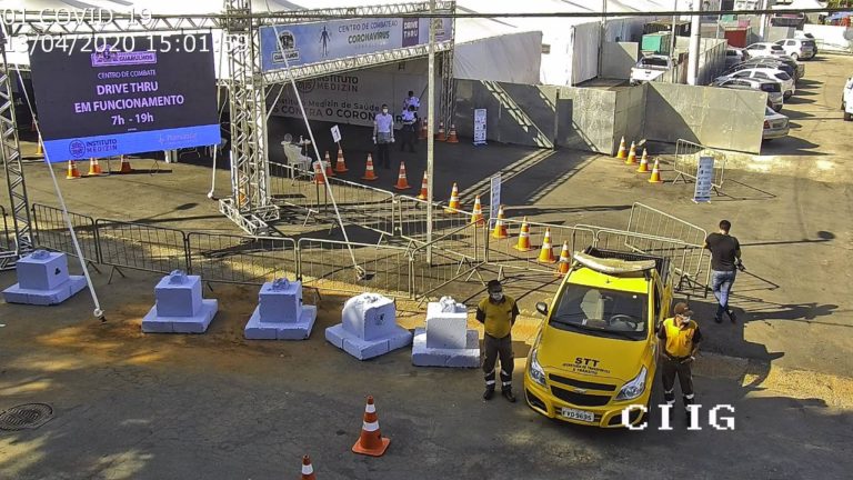 Agentes de trânsito controlam fluxo de veículos na área do hospital de campanha