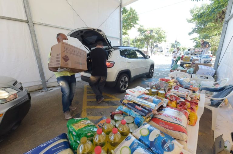 Drive-Thru Solidário recebe doações no Bosque Maia neste fim de semana
