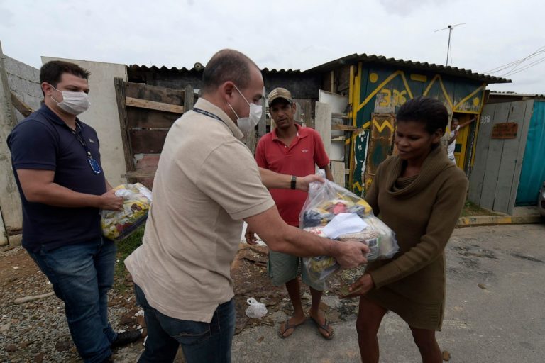 Prefeitura distribui cestas básicas com doações feitas no Drive-Thru Solidário