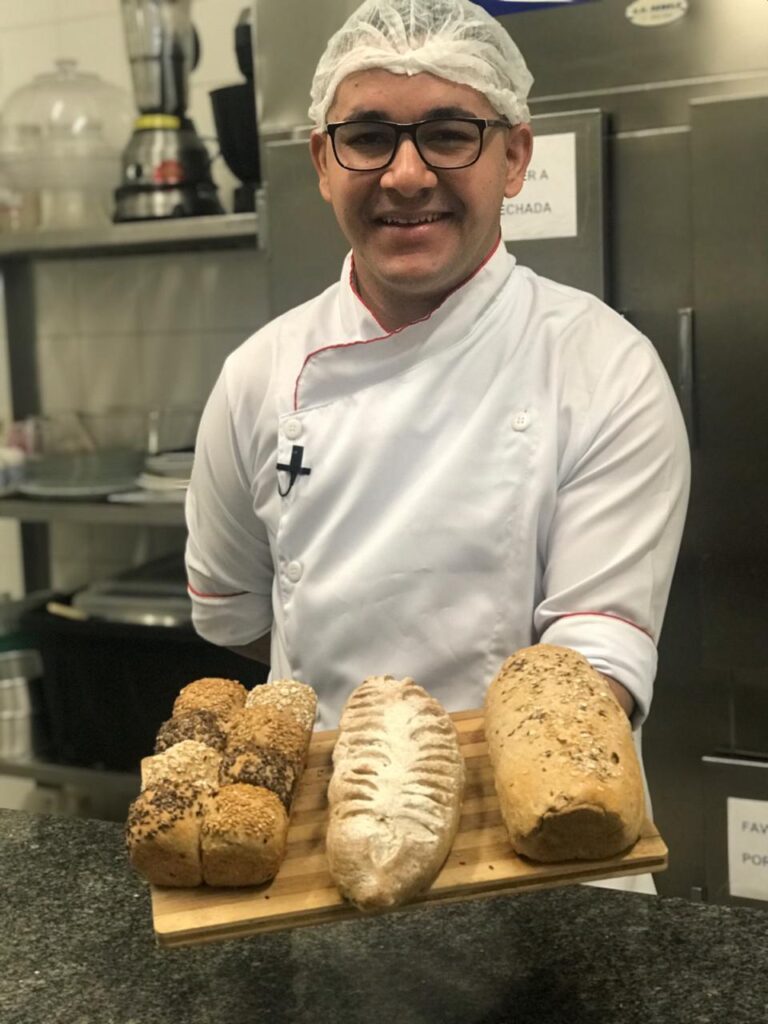 Prefeitura veicula videoaula de culinária com receita de pão integral