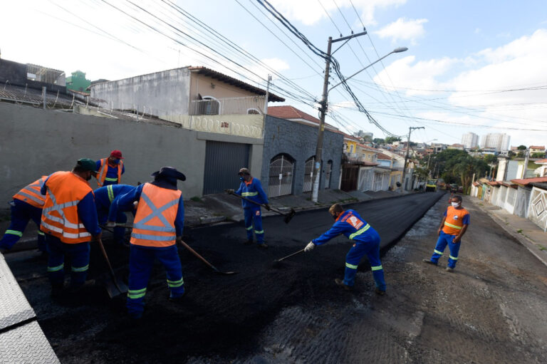 Prefeitura executa recapeamento em via do Jardim Santa Mena