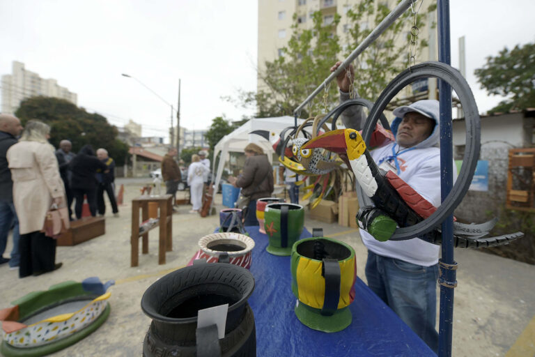 Artesãos da Feira da Economia Solidária passam a participar da Feira de Orgânicos, no Centro