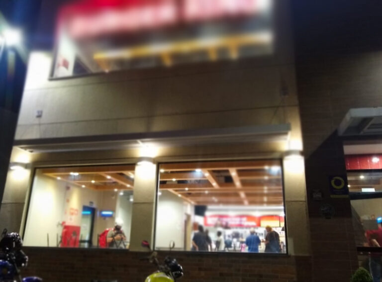 Restaurante de rede de fast-food é autuado por descumprir regras do Plano São Paulo