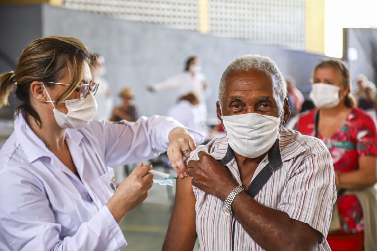 Guarulhos vacina 9.646 pessoas contra a Covid-19 nesta segunda-feira