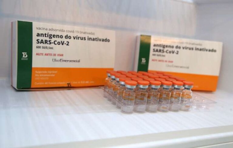 CoronaVac é segura e eficaz em menores de 17 anos, sugere teste preliminar