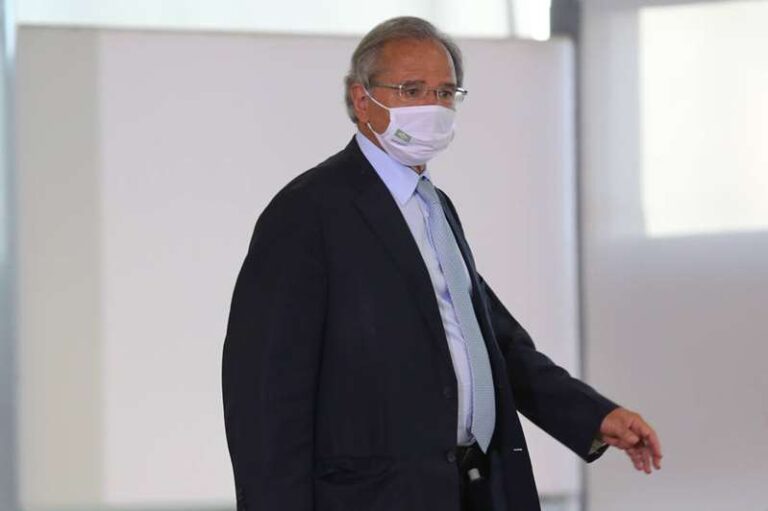 ‘Quero me vacinar’, diz Guedes; imunização para a idade dele ainda não tem data no DF