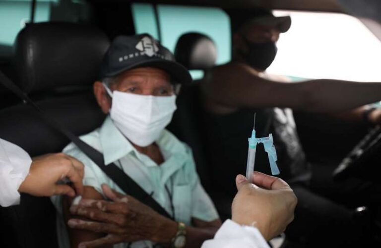 Fiocruz diz que vacina da AstraZeneca é extremamente segura; monitora eventos adversos