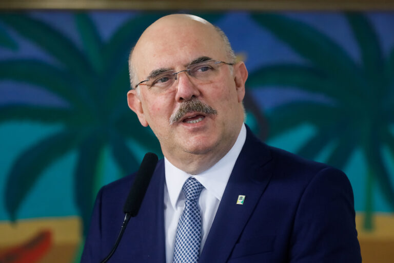 Ministro da Educação reforça pedido para imunização de professores