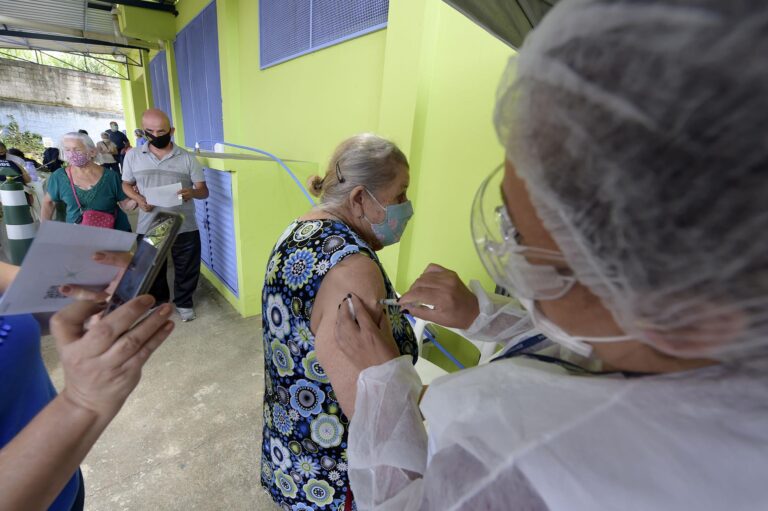 Vacinação contra a Covid-19 segue por agendamento em Guarulhos