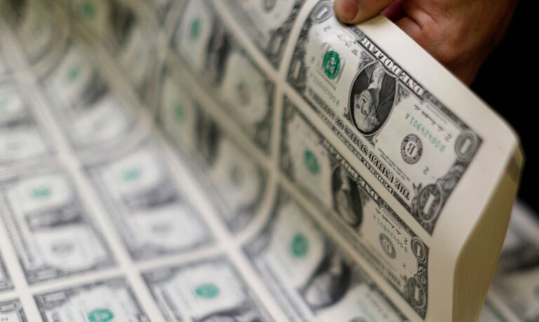 Dólar fecha em R$ 5,67 em meio a preocupações com pandemia
