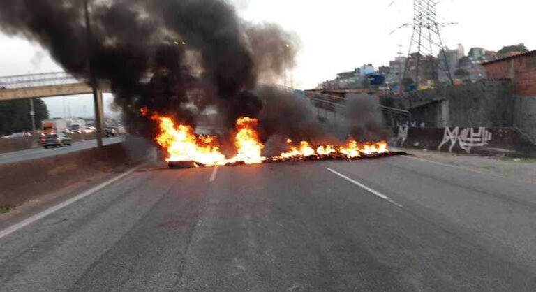 Protesto interdita a Rodovia Fernão Dias, em Guarulhos, na manhã de hoje