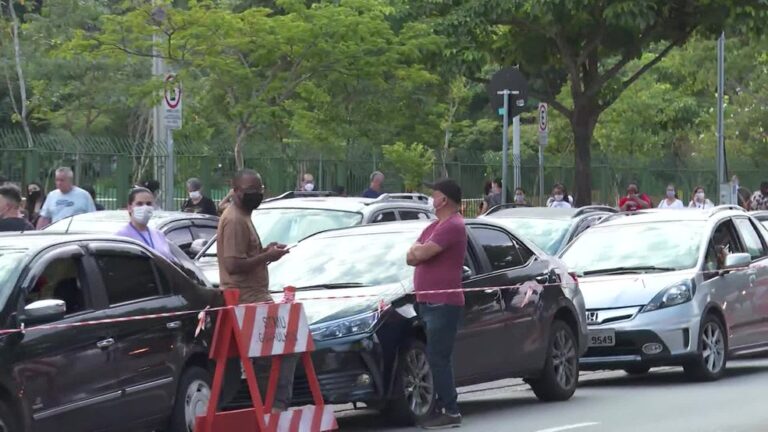 Pontos de vacinação contra a Covid-19 em Guarulhos têm longas filas de espera