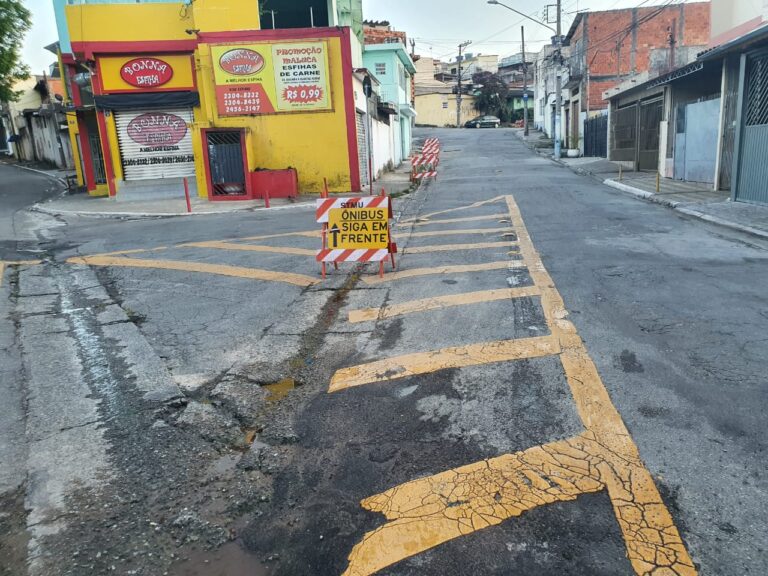 Bloqueio em rua no Jardim Moreira altera o itinerário de oito linhas de ônibus