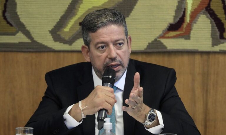 Lira confirma para hoje votação de texto que facilita compra de vacina