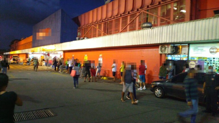 Prefeitura autua três hipermercados por aglomeração na última quinta-feira