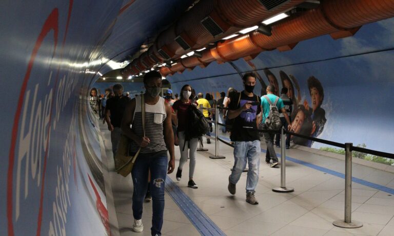 Covid-19: Metrô-SP continua lotado mesmo na Fase Vermelha