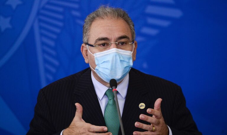 Ministro admite dificuldade para fornecer 2ª dose da CoronaVac