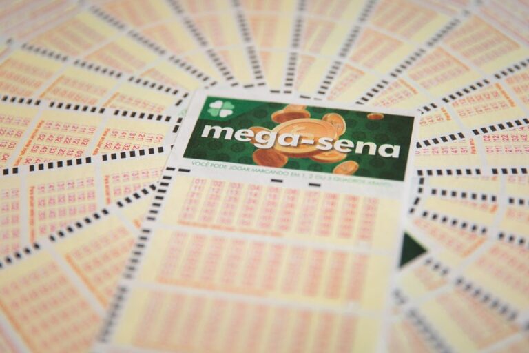 Mulher mostra bilhete e diz que é a ganhadora da Mega da Virada