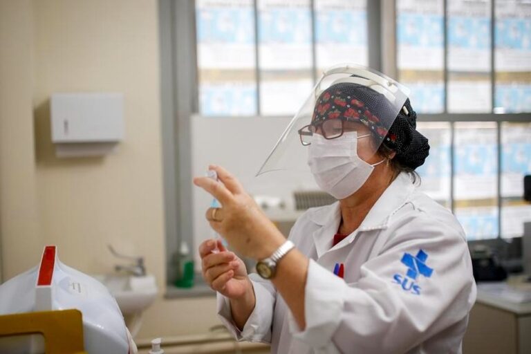 Vacinação contra a gripe começa nesta segunda; idosos não serão os primeiros a serem vacinados