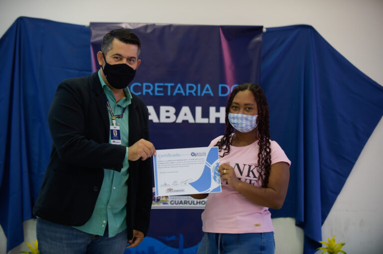 Programa Bolsa Trabalho entrega certificados para 72 alunos