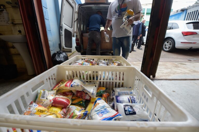 Vacinação Solidária arrecadou quase quatro toneladas de alimentos na última semana