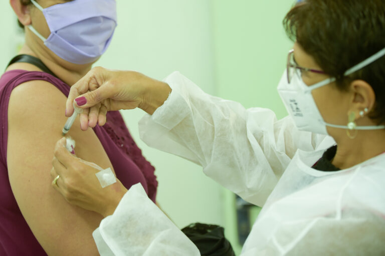 Pessoas de 60 anos ou mais e professores começarão a ser vacinados contra a gripe