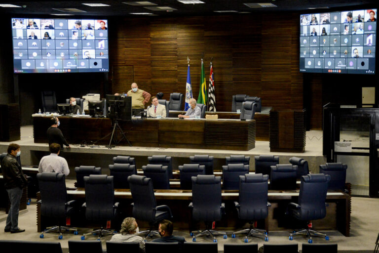Câmara aprova projetos de parcelamento de débitos e criação de loteria