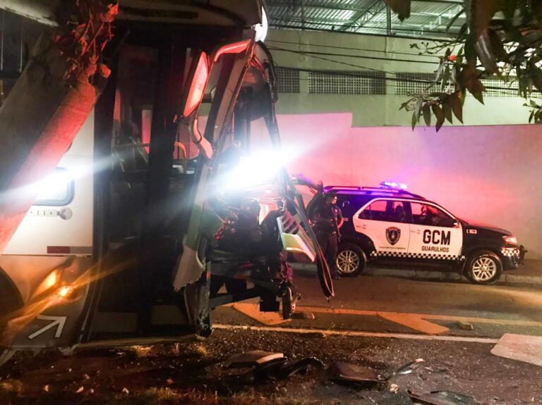 Roubo de ônibus termina em colisão contra poste e prisão de suspeito pela GCM