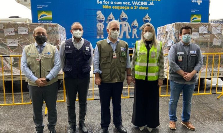 Lote de 1,5 milhão de doses da vacina da Janssen chega ao Aeroporto de Guarulhos