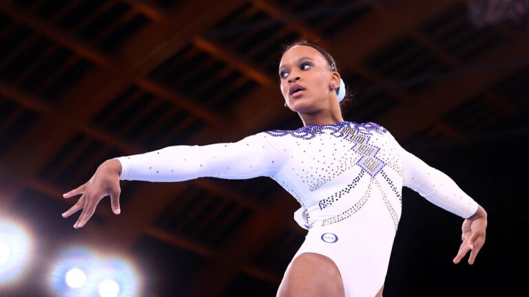 Guarulhense Rebeca Andrade dá show e conquista histórica medalha de prata na ginástica