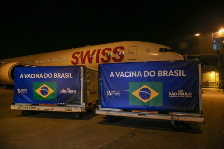 SP recebe lote recorde de matéria-prima para produzir 20 milhões de vacinas do Butantan