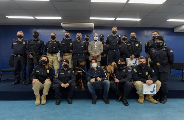 Agentes da GCM e PRF são homenageados pela apreensão de drogas na Via Dutra