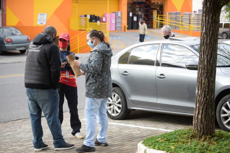 Primeiro dia da fase experimental da Zona Azul tira dúvidas dos usuários