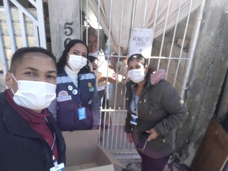 Prefeitura entrega mais de 4 mil kits de absorventes higiênicos à população vulnerável