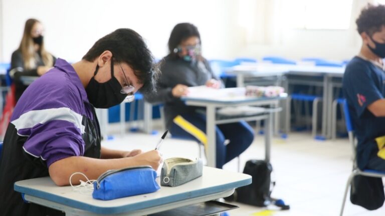 Governo de SP autoriza volta presencial do ensino superior para o 2º semestre