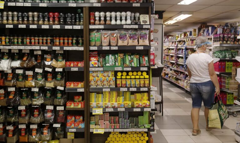 FecomercioSP: despesas básicas das famílias aumentam 33% em 12 meses