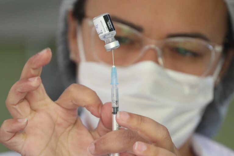Vacinação de adolescentes em SP está em risco com corte de envio de vacinas