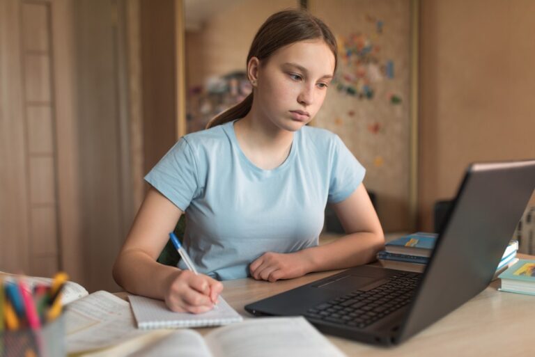 Prefeitura e escola de idiomas oferecem aulas introdutórias ao inglês gratuitamente