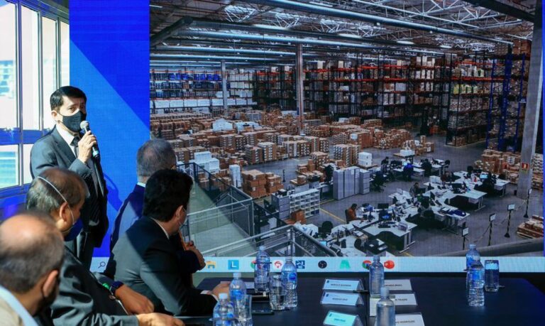 Ministro da Saúde visita centro de distribuição de vacinas em Guarulhos