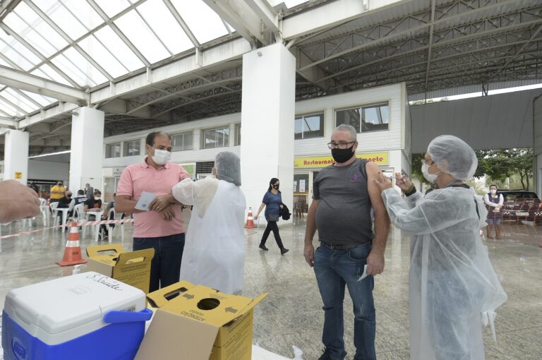Idosos entre 65 e 69 anos já podem tomar a terceira dose contra a covid-19