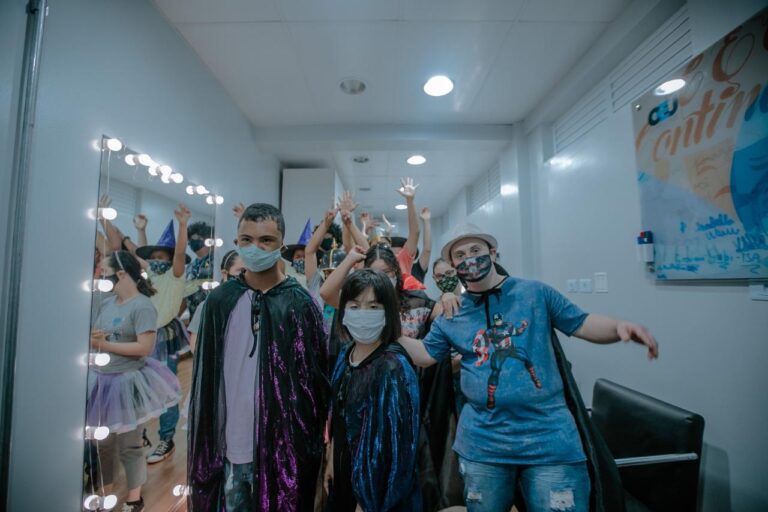 Teatro Escola 360 oferece aulas para pessoas com síndrome de Down