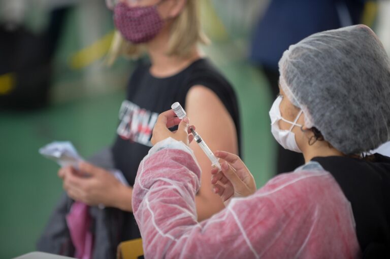Guarulhos reduz intervalo entre doses da vacina AstraZeneca para 8 semanas