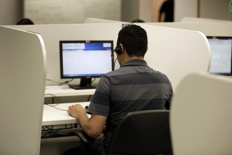 Prefeitura divulga 60 vagas para operador de telemarketing receptivo