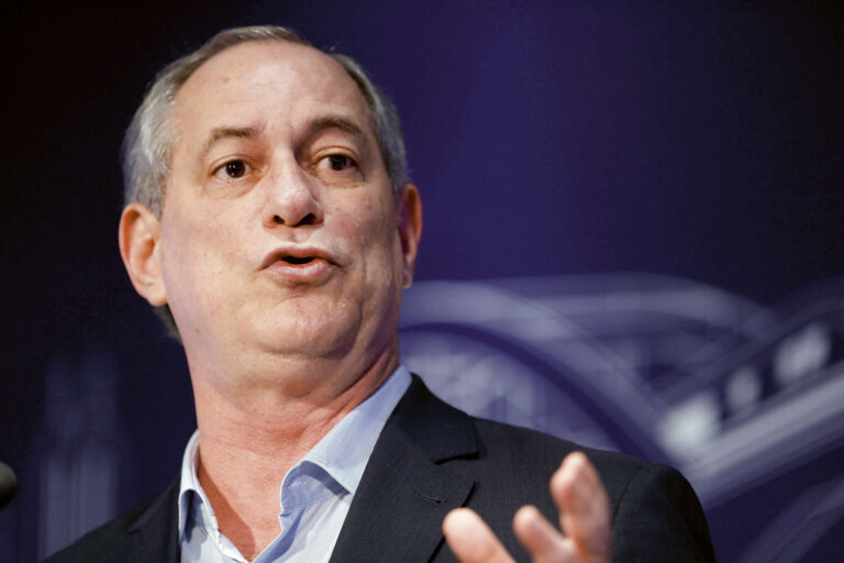 Ciro Gomes suspende pré-candidatura à Presidência da República pelo PDT